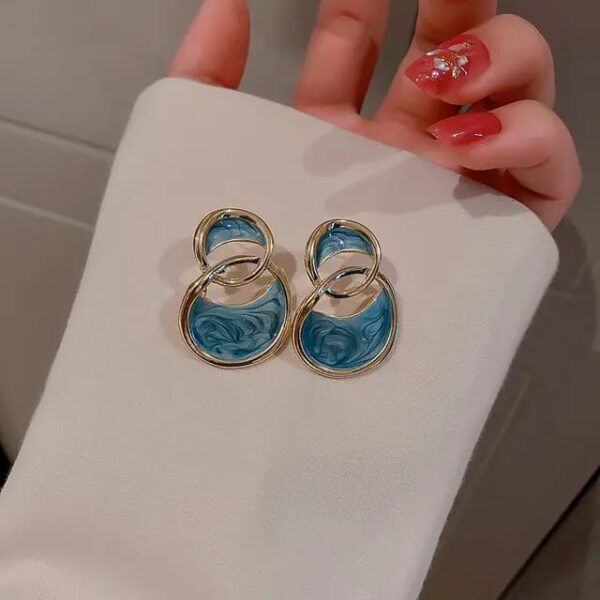 Casca's Captivating Blue Resin Earrings - Image 3