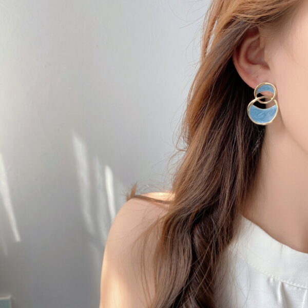 Casca's Captivating Blue Resin Earrings - Image 4