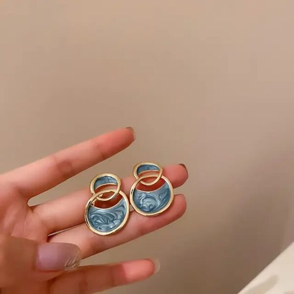 Casca's Captivating Blue Resin Earrings - Image 5