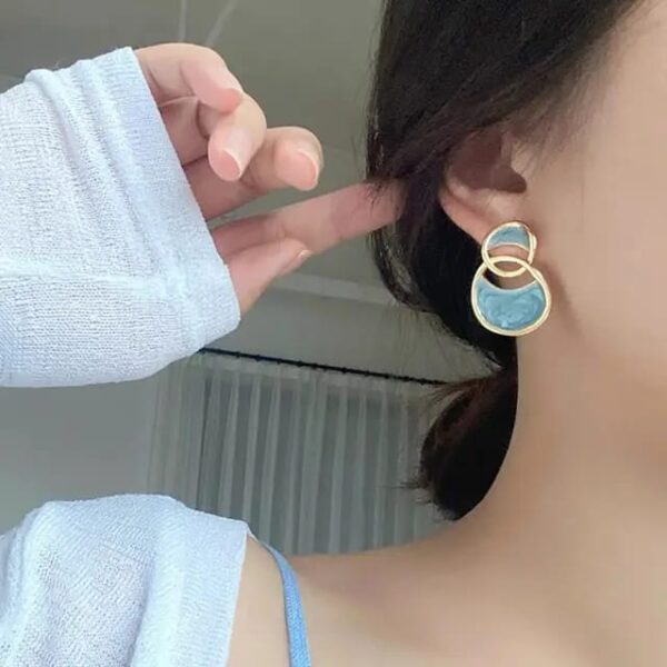 Casca's Captivating Blue Resin Earrings - Image 7