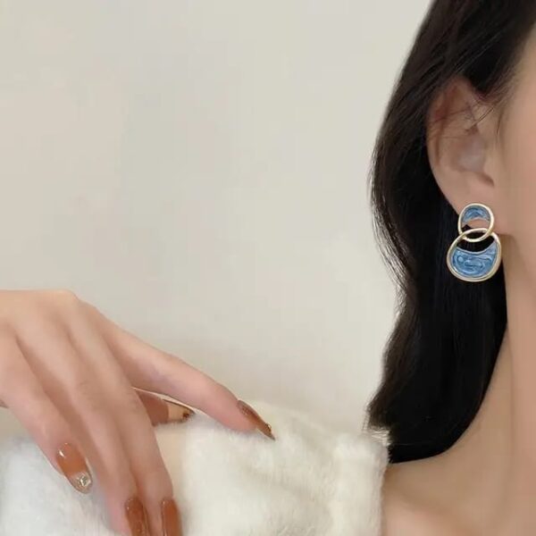 Casca's Captivating Blue Resin Earrings - Image 8