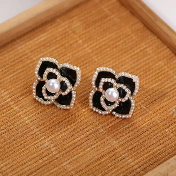 Casca's Pearl Flower Studs - Black - Image 2