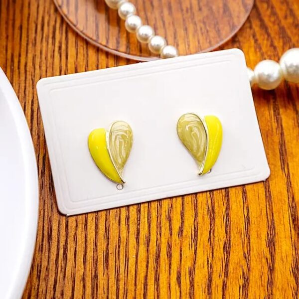 Casca's Heart Resin Earrings - White - Image 2