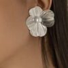 Casca's Metallic touch earrings - Image 3