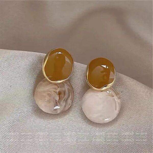 Casca's Resin Brown Earrings - Image 3
