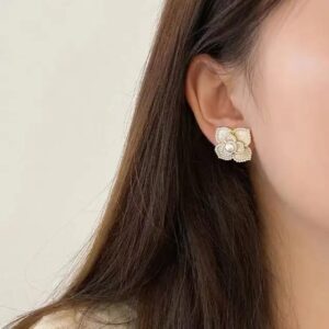 Casca's Pearl Flower Studs - Ivory
