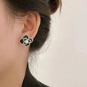Casca's Pearl Flower Studs - Black