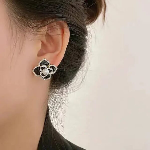 Casca's Pearl Flower Studs - Black