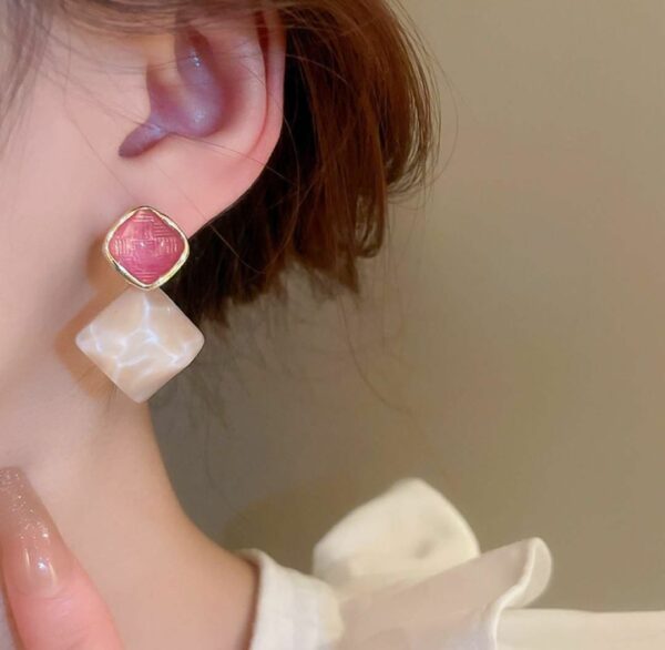 Casca's two-tone vibrant Earrings - Pink - Image 4